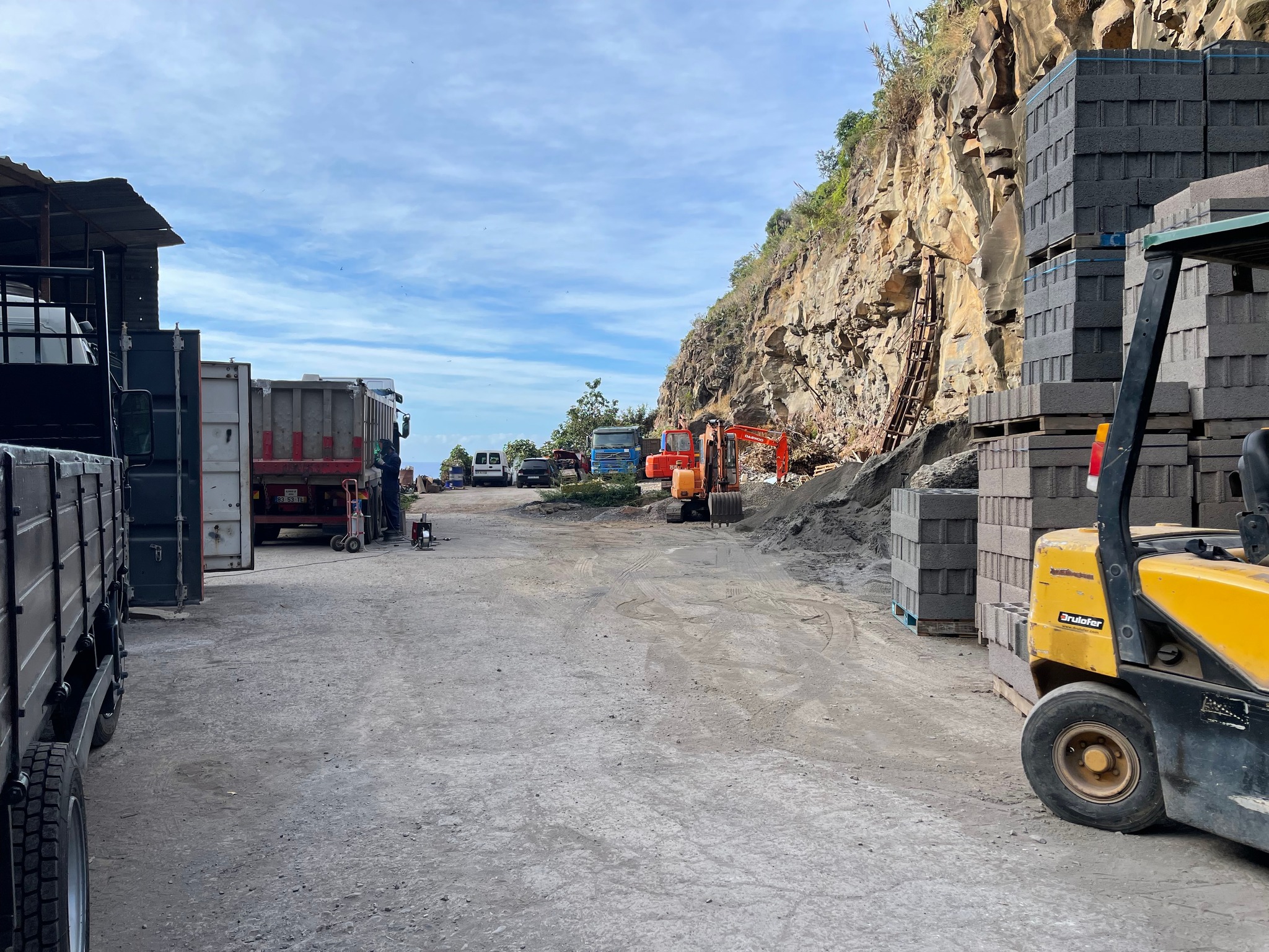 Estaleiro com máquinas e contentores