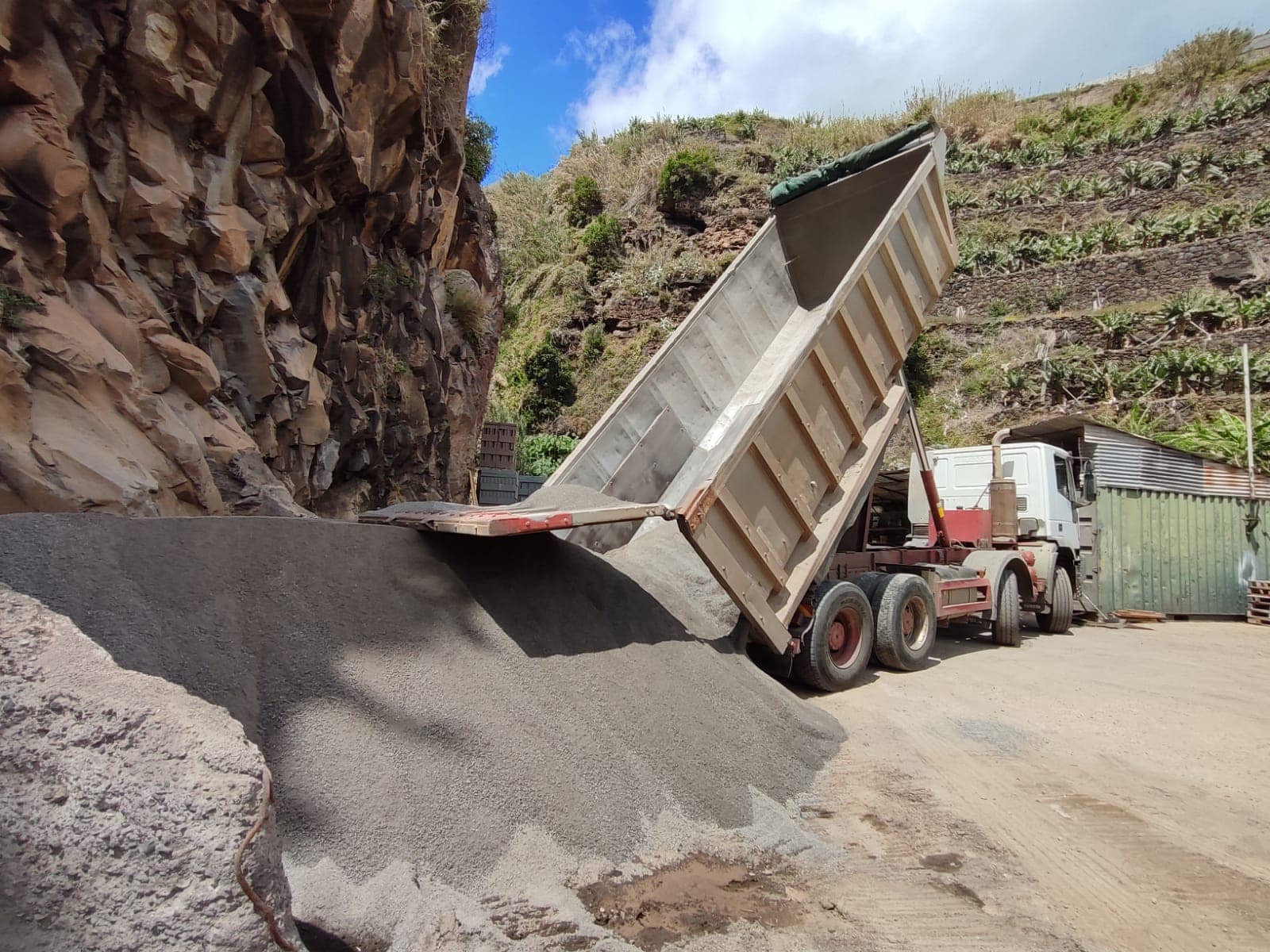 Retroescavadora em trabalho de terraplanagem
