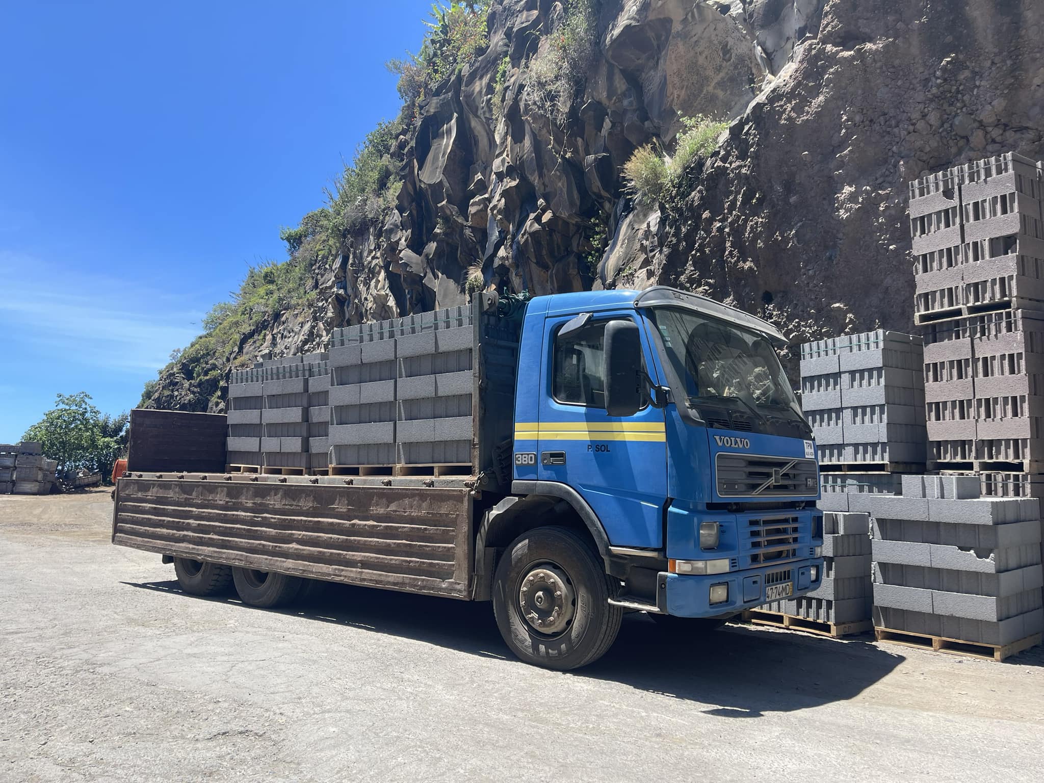 Camião basculante carregado com inertes